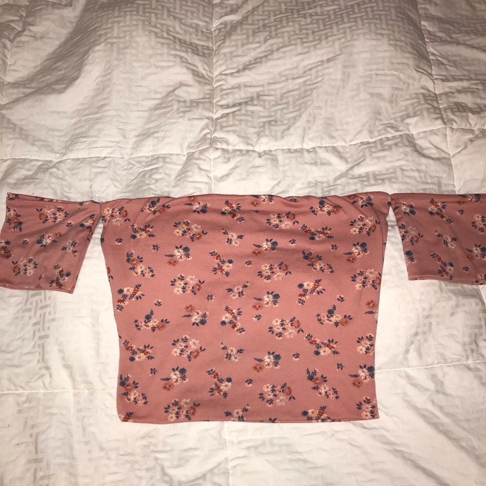 Laura’s Boutique Off The Shoulder Top💞